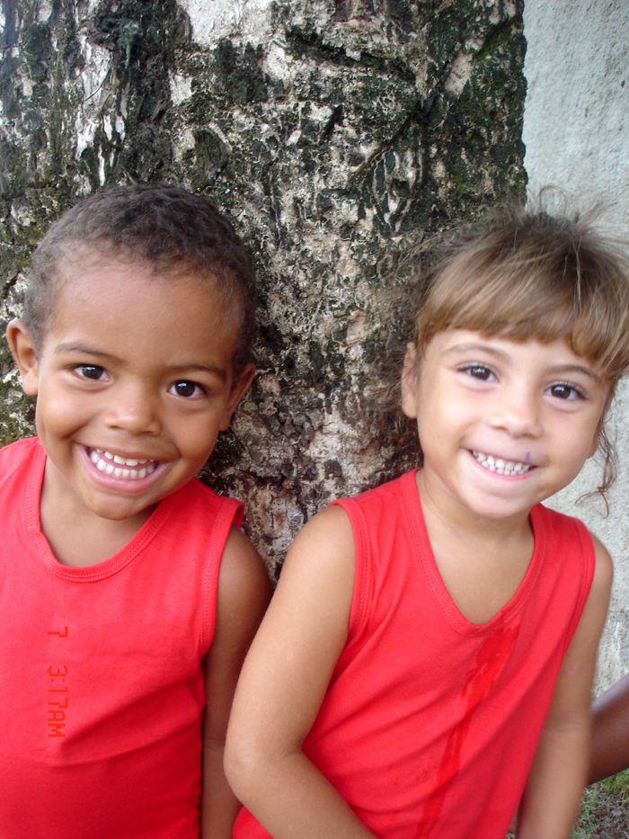 Duas crianças sorrindo no pátio do Instituto
