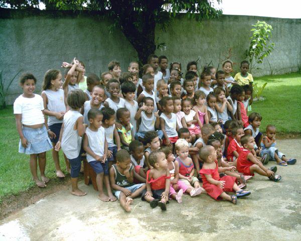 Todas as crianças atendidas reunidas no quintal