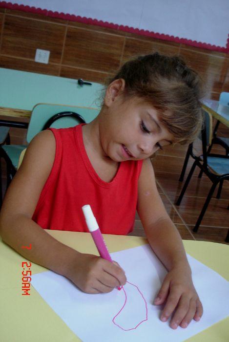 Criança desenhando durante atividade de artes